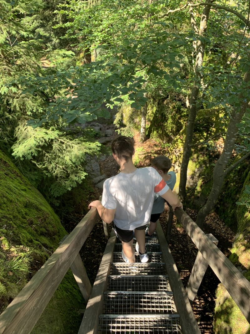 Felsenlabyrinth Treppe Jugendliche hinten