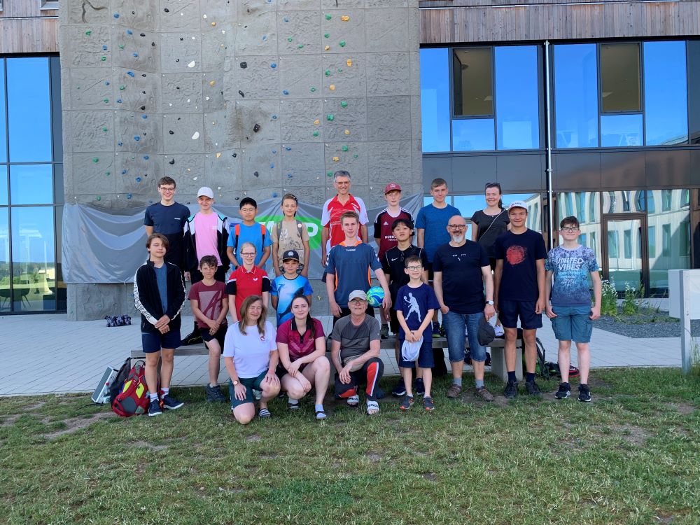 Gruppe Sportcamp vor Kletterwand