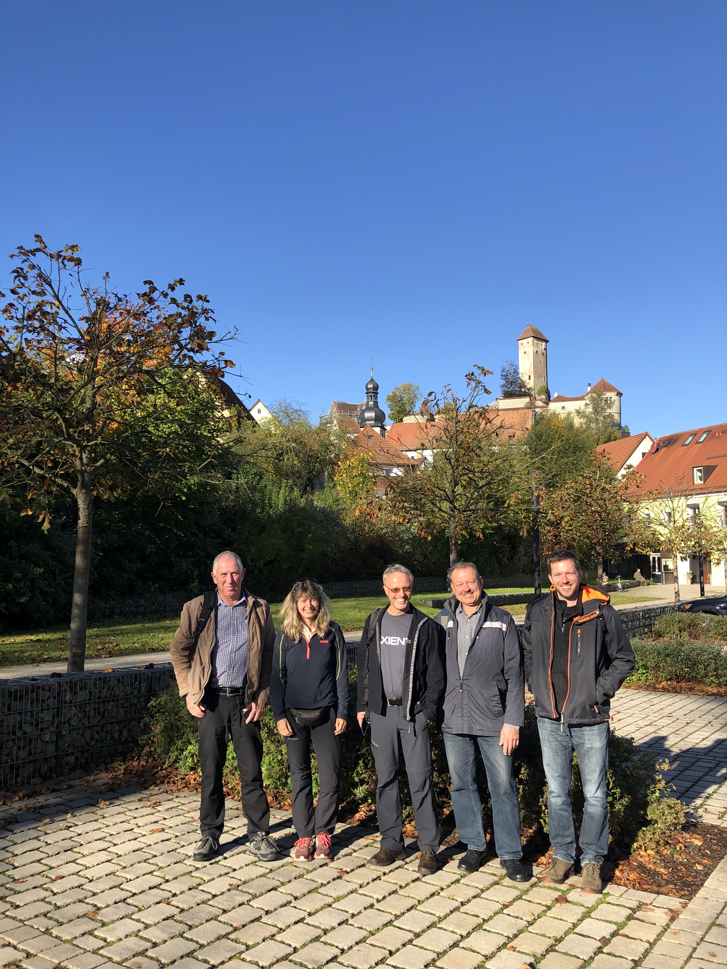 Gruppe vor Burg Velden in Neuhaus