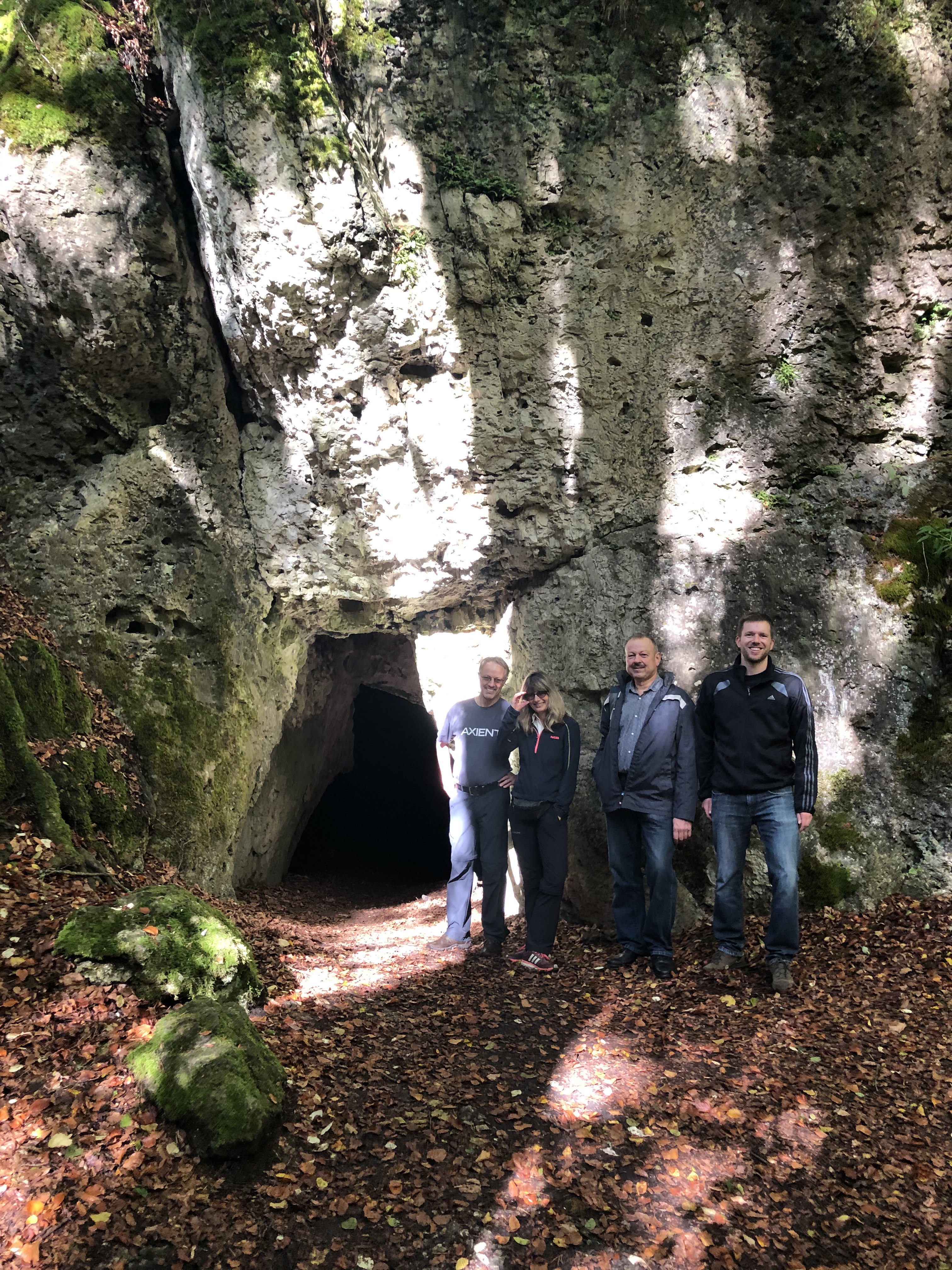 Gruppe vor Mysteriengrotte 1